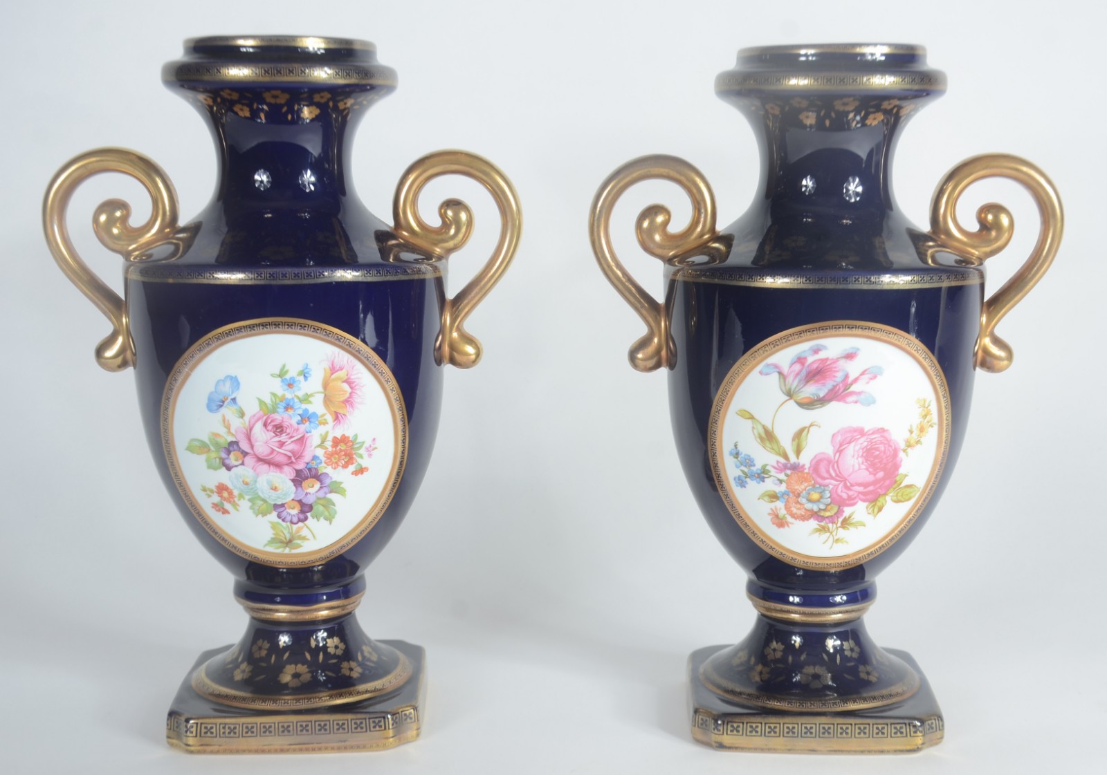 Par de ânforas de porcelana Karat, fundo azul cobalto com flores em... - foto 1 de 10