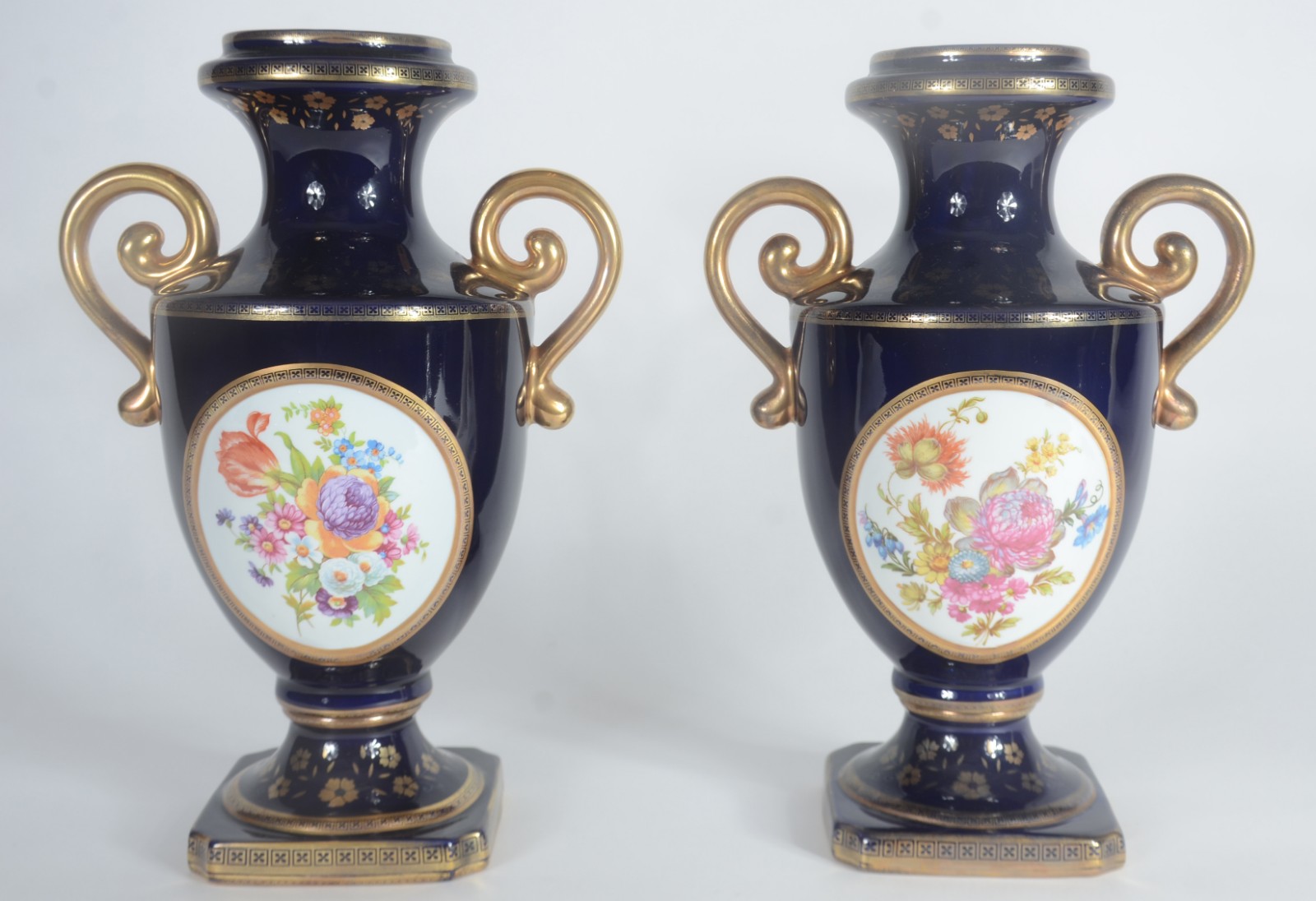Par de ânforas de porcelana Karat, fundo azul cobalto com flores em... - foto 2 de 10