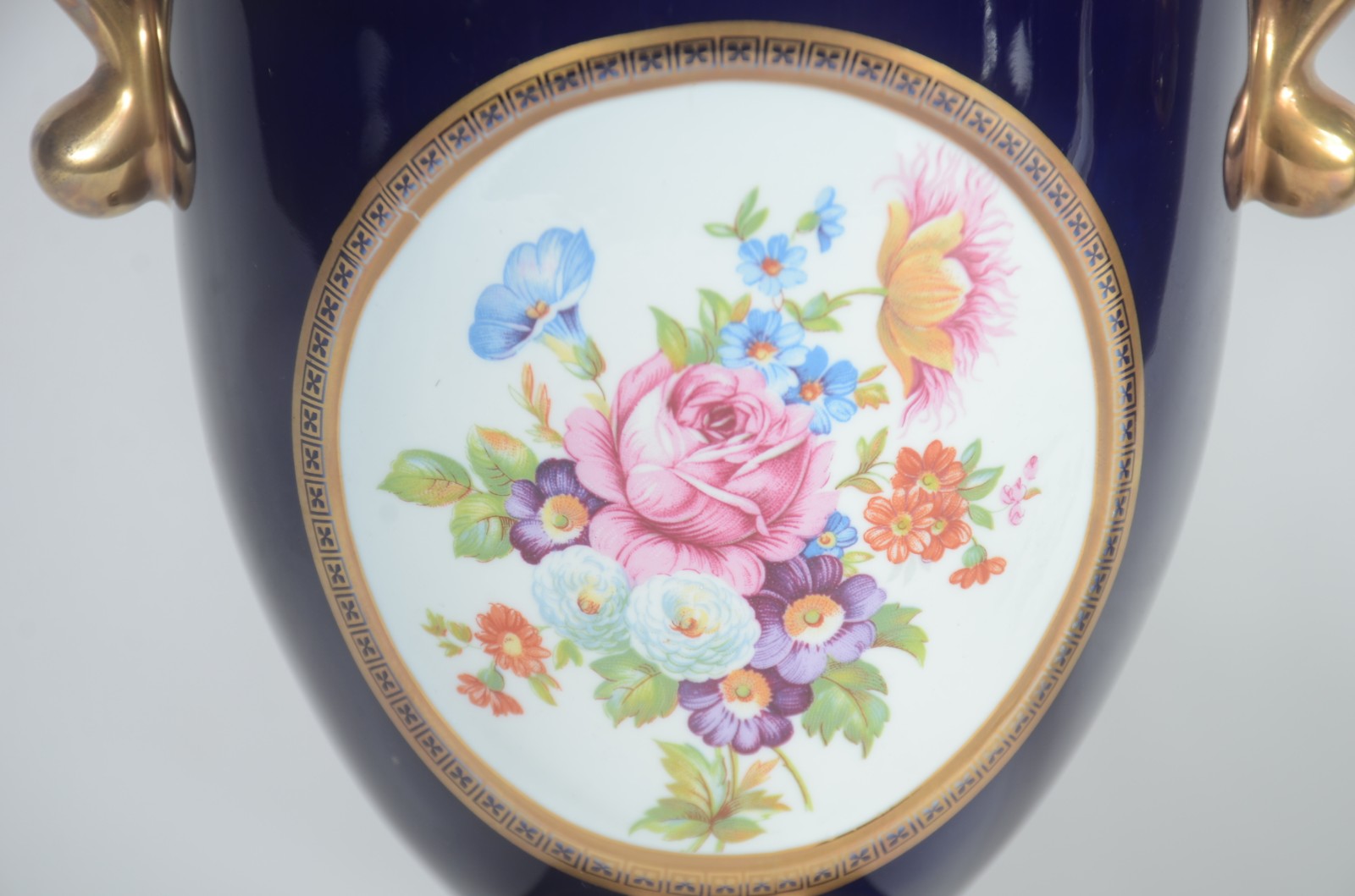 Par de ânforas de porcelana Karat, fundo azul cobalto com flores em... - foto 3 de 10