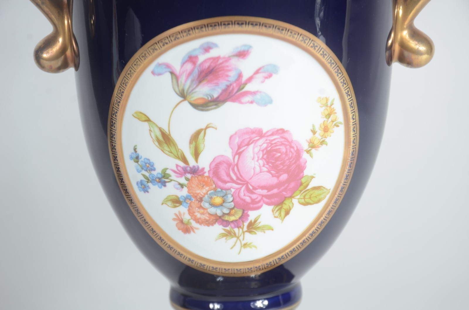Par de ânforas de porcelana Karat, fundo azul cobalto com flores em... - foto 4 de 10