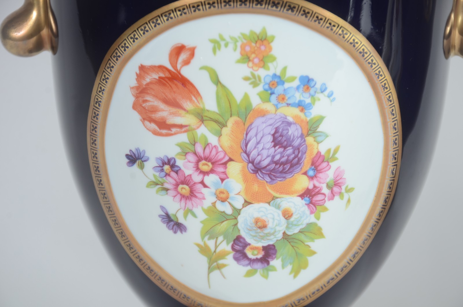 Par de ânforas de porcelana Karat, fundo azul cobalto com flores em... - foto 5 de 10