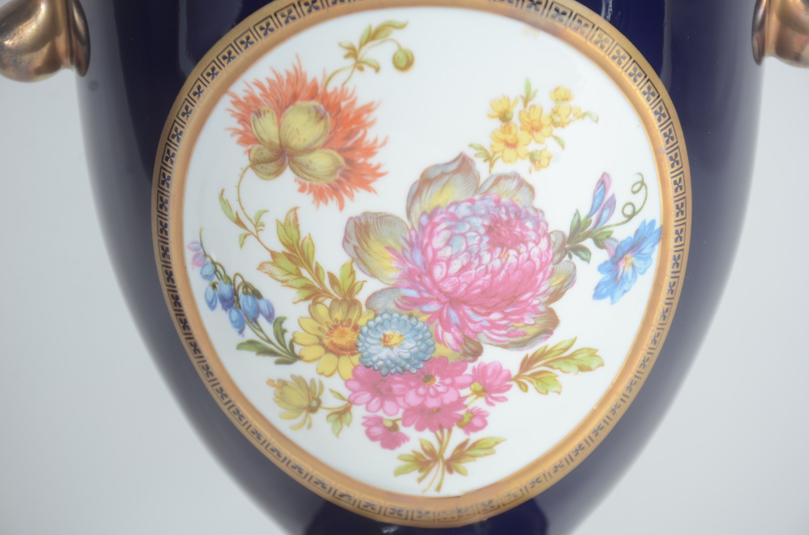 Par de ânforas de porcelana Karat, fundo azul cobalto com flores em... - foto 6 de 10