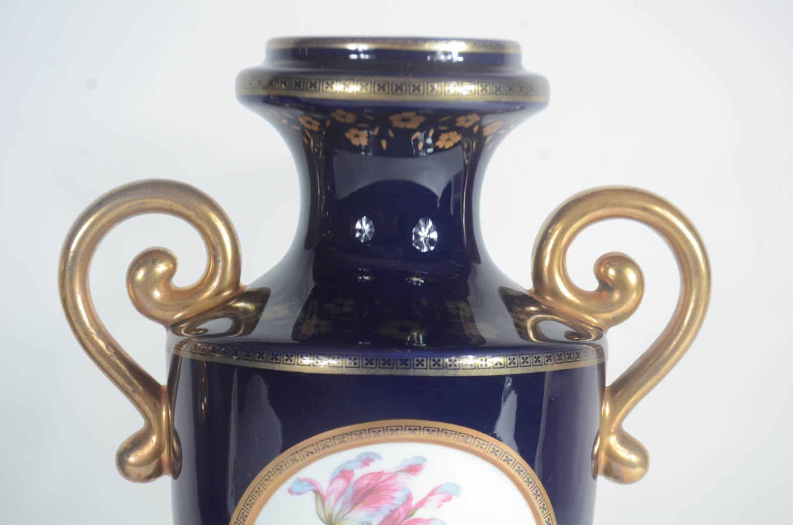 Par de ânforas de porcelana Karat, fundo azul cobalto com flores em... - foto 7 de 10