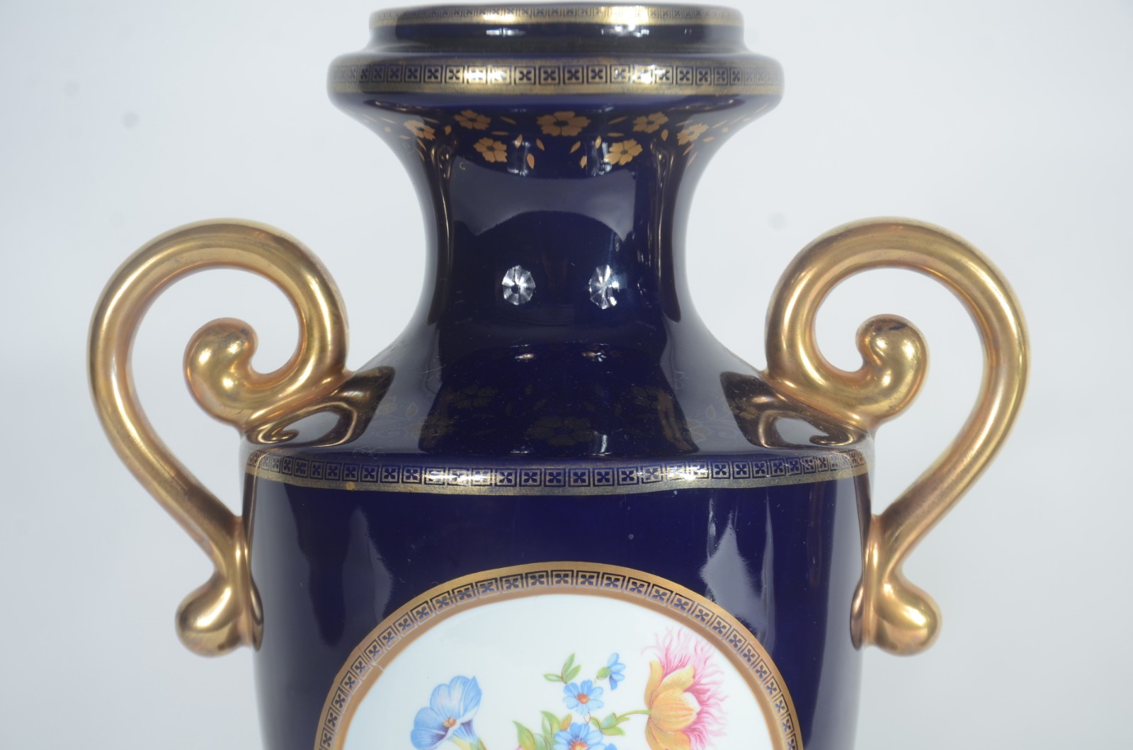 Par de ânforas de porcelana Karat, fundo azul cobalto com flores em... - foto 8 de 10