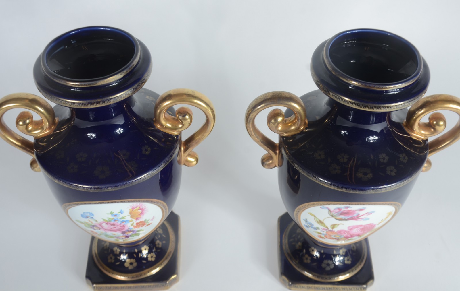 Par de ânforas de porcelana Karat, fundo azul cobalto com flores em... - foto 9 de 10