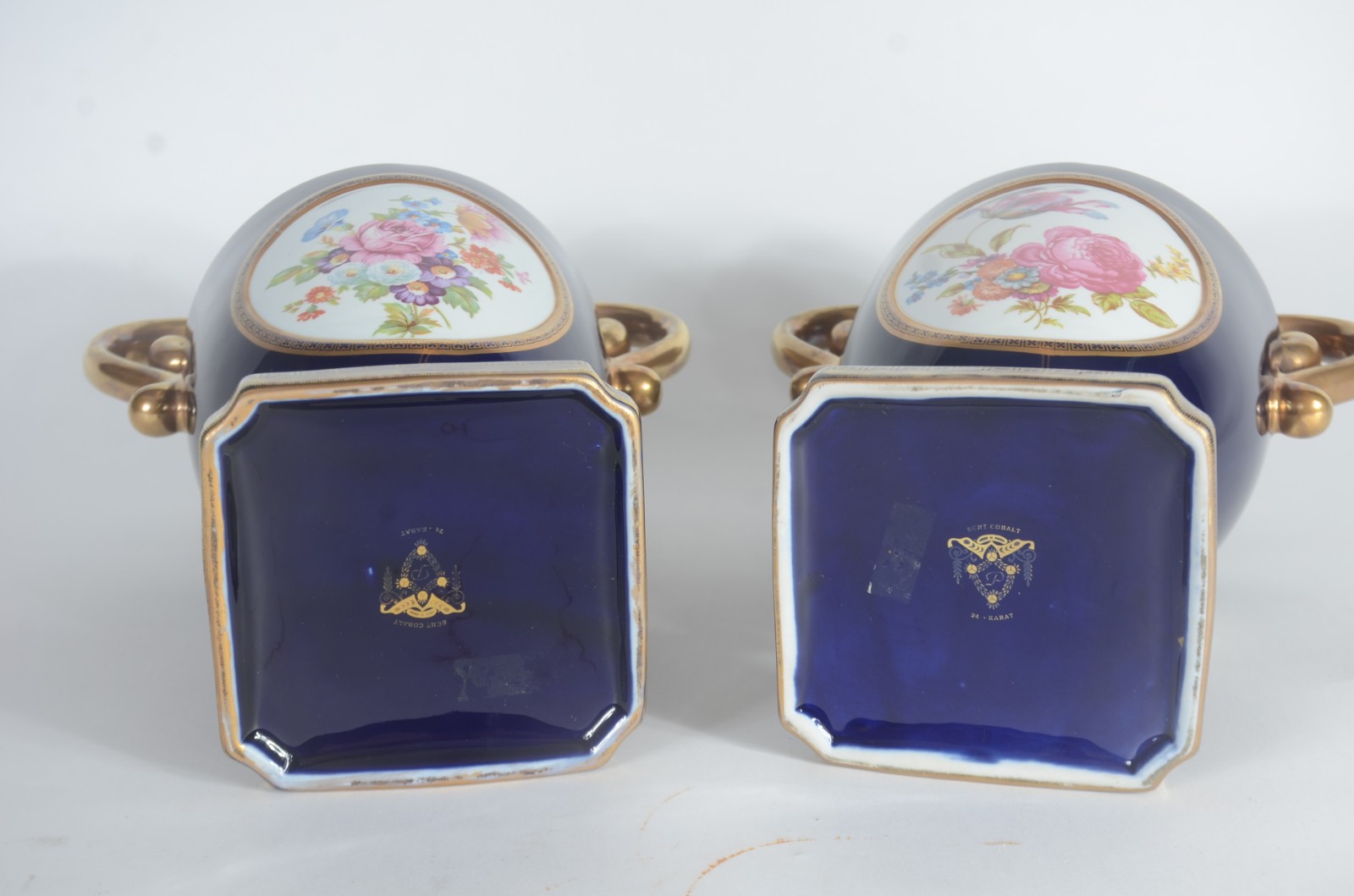 Par de ânforas de porcelana Karat, fundo azul cobalto com flores em... - foto 10 de 10