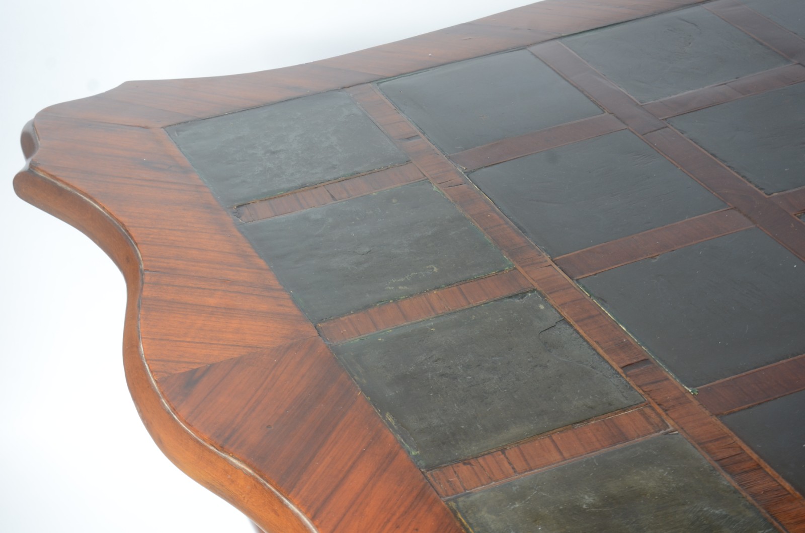 Mesa de jantar de madeira nobre, tampo com detalhes em pedra, saia... - foto 6 de 6