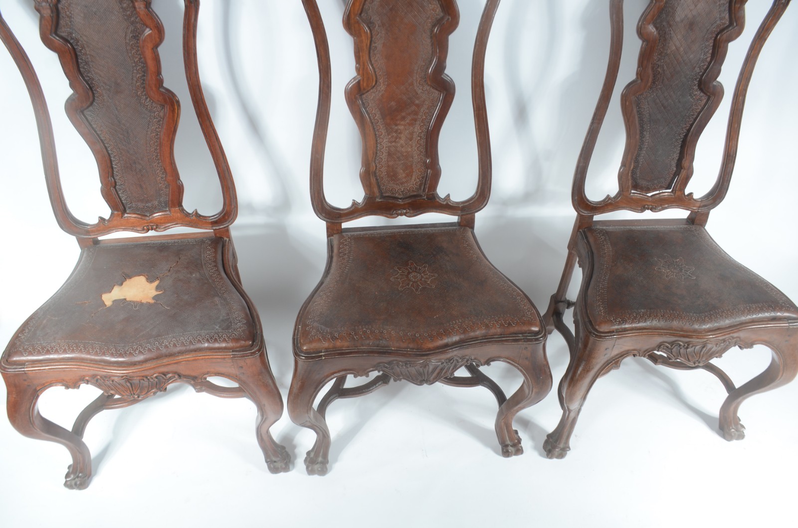 Conjunto com 6 cadeiras de madeira nobre, estilo Dom José. - foto 3 de 8