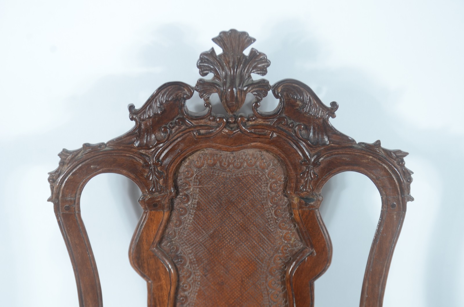 Conjunto com 6 cadeiras de madeira nobre, estilo Dom José. - foto 4 de 8