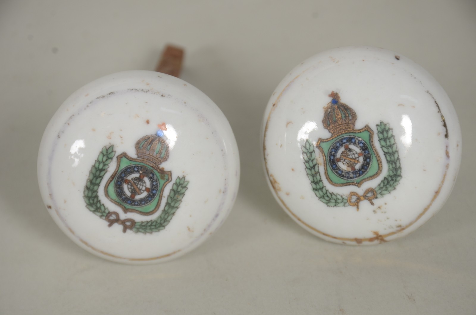 Maçaneta de porcelana com brasão Imperial. Desgastes. - foto 1 de 4
