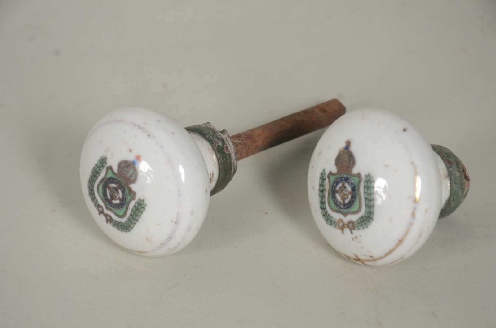 Maçaneta de porcelana com brasão Imperial. Desgastes. - foto 2 de 4