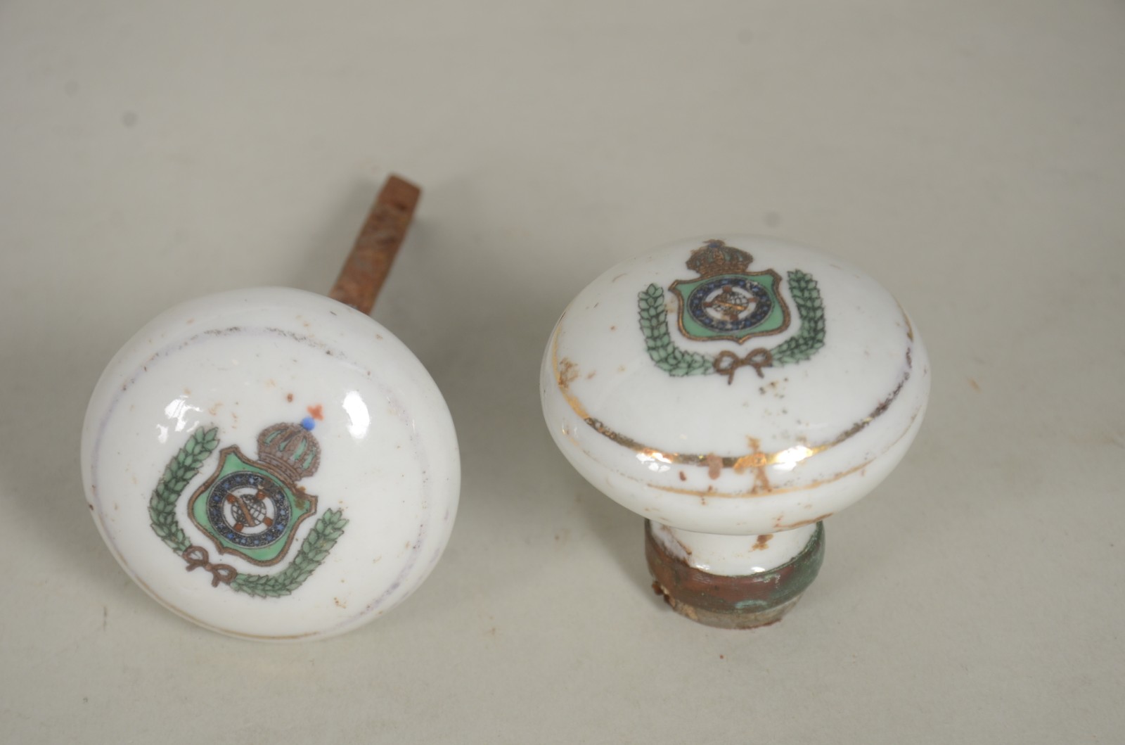 Maçaneta de porcelana com brasão Imperial. Desgastes. - foto 3 de 4