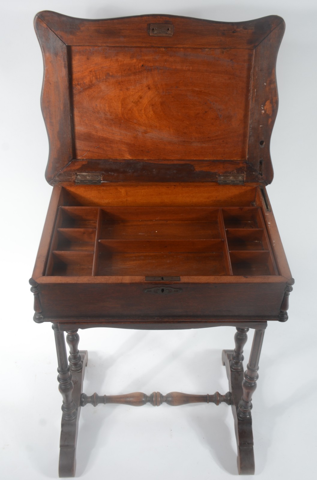 Mesa costureira de madeira nobre, tampo articulado, repartições... - foto 4 de 8