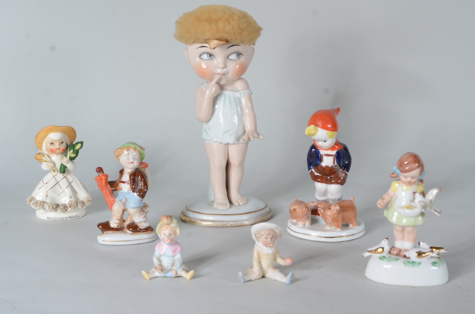 Sete esculturas diversas de porcelana. Uma delas com dedo quebrado. - foto 1 de 11