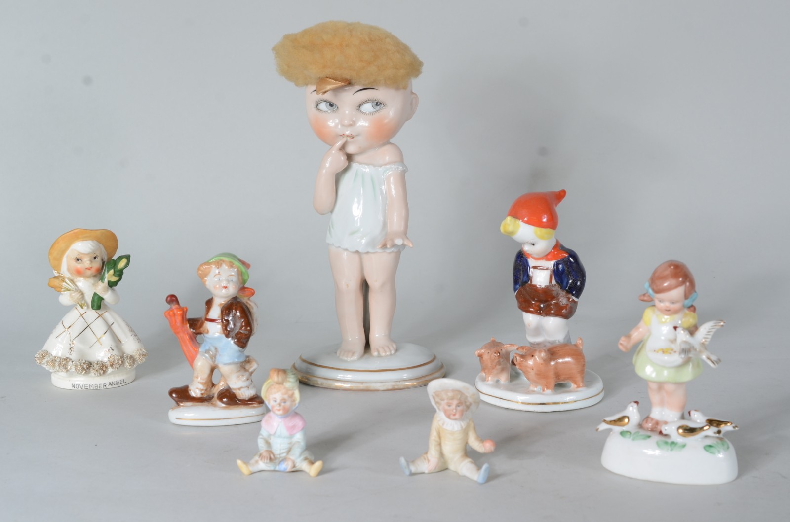 Sete esculturas diversas de porcelana. Uma delas com dedo quebrado. - foto 2 de 11