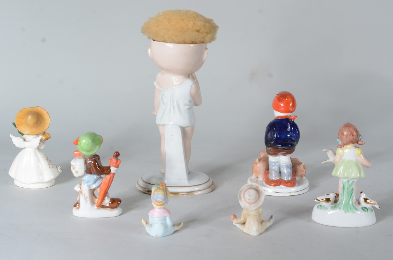 Sete esculturas diversas de porcelana. Uma delas com dedo quebrado. - foto 3 de 11