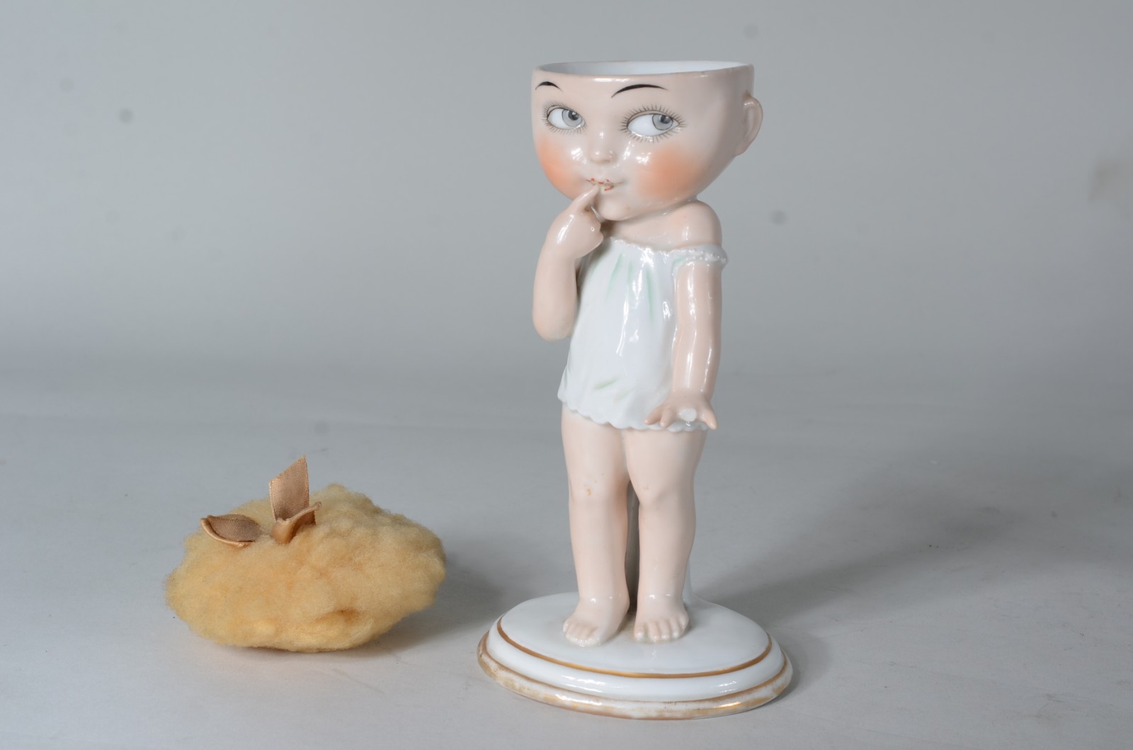 Sete esculturas diversas de porcelana. Uma delas com dedo quebrado. - foto 4 de 11