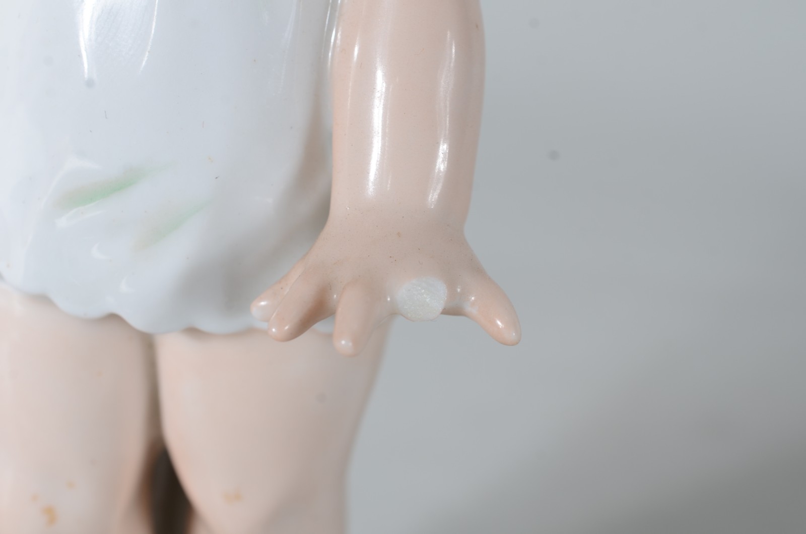Sete esculturas diversas de porcelana. Uma delas com dedo quebrado. - foto 6 de 11