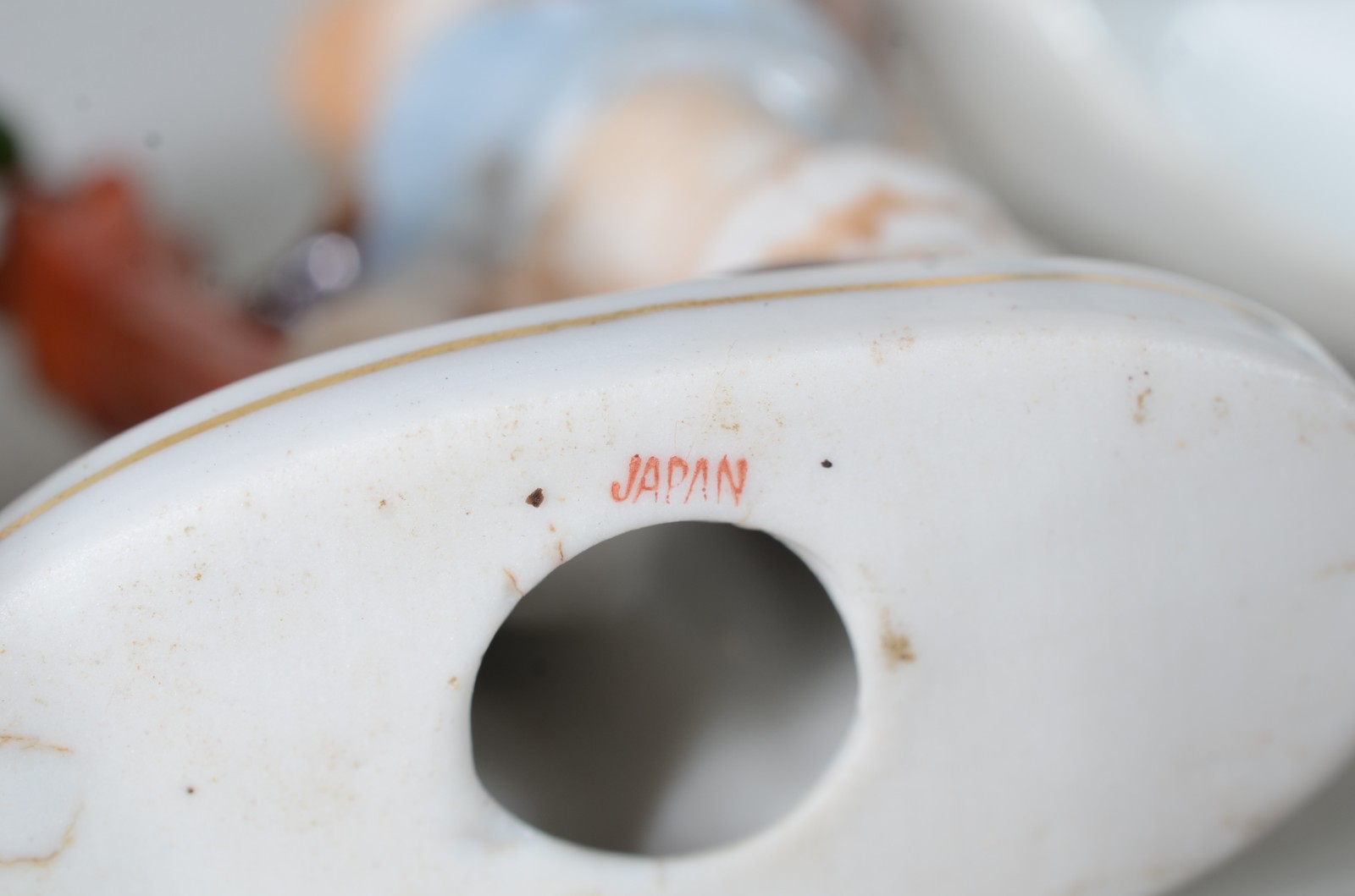Sete esculturas diversas de porcelana. Uma delas com dedo quebrado. - foto 7 de 11