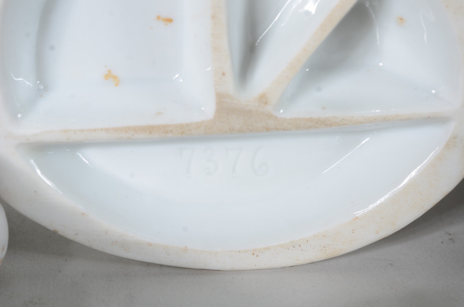 Sete esculturas diversas de porcelana. Uma delas com dedo quebrado. - foto 8 de 11