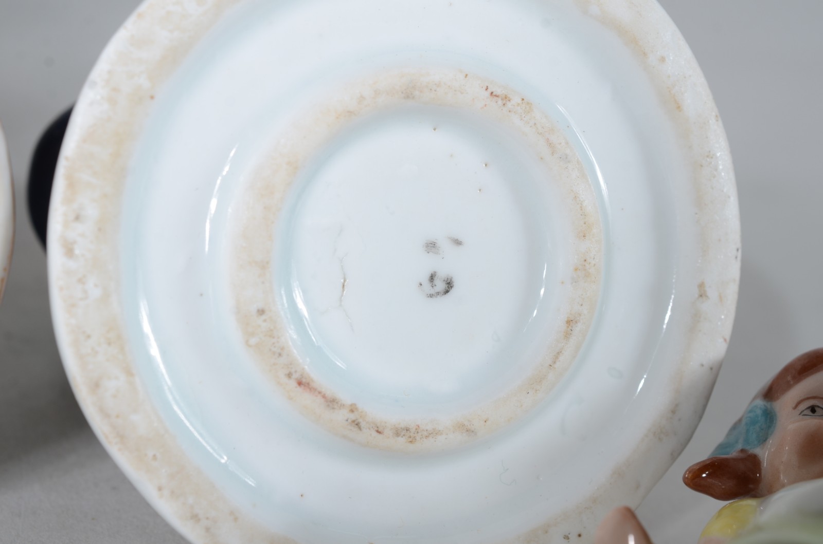 Sete esculturas diversas de porcelana. Uma delas com dedo quebrado. - foto 9 de 11