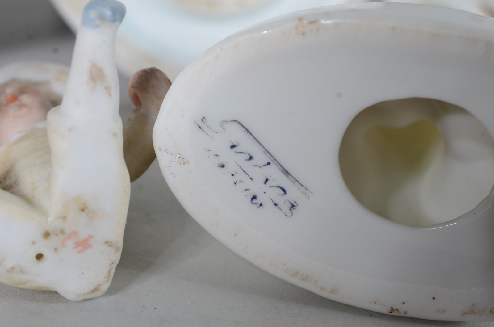 Sete esculturas diversas de porcelana. Uma delas com dedo quebrado. - foto 10 de 11
