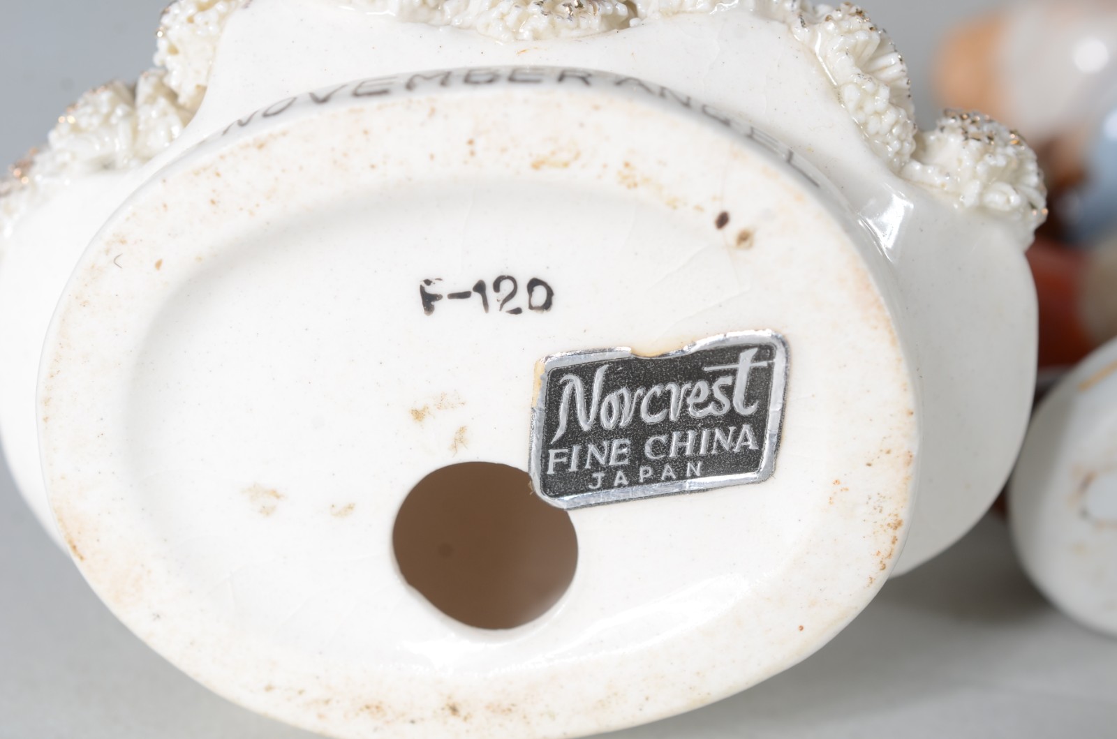 Sete esculturas diversas de porcelana. Uma delas com dedo quebrado. - foto 11 de 11