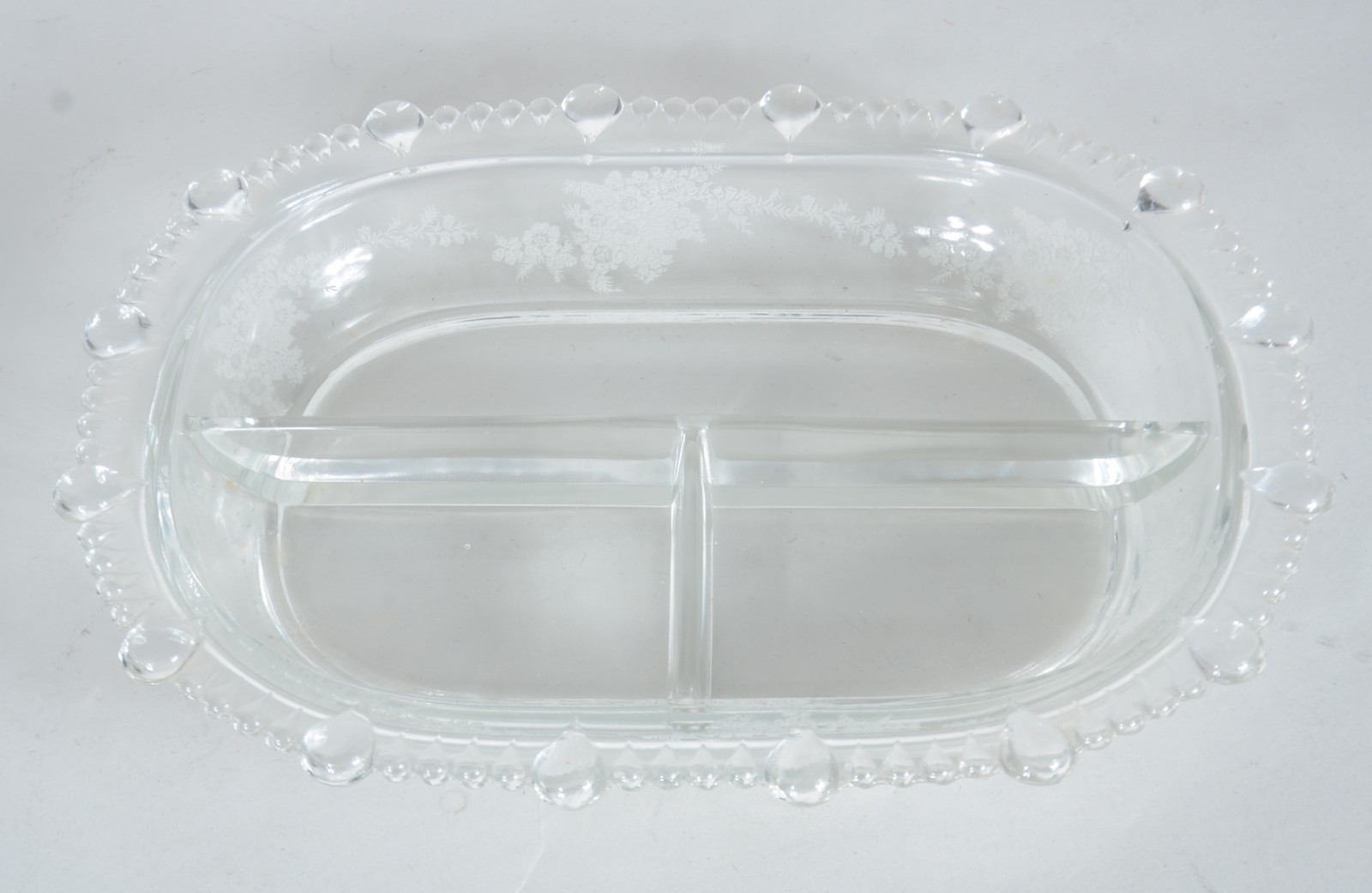 Sete peças diversas, sendo: 2 pratos para bolo, 2 pratos de cristal... - foto 2 de 10
