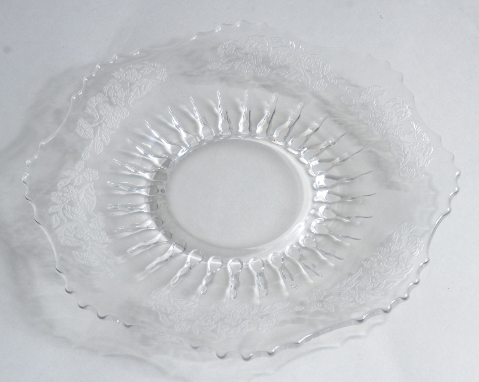 Sete peças diversas, sendo: 2 pratos para bolo, 2 pratos de cristal... - foto 4 de 10