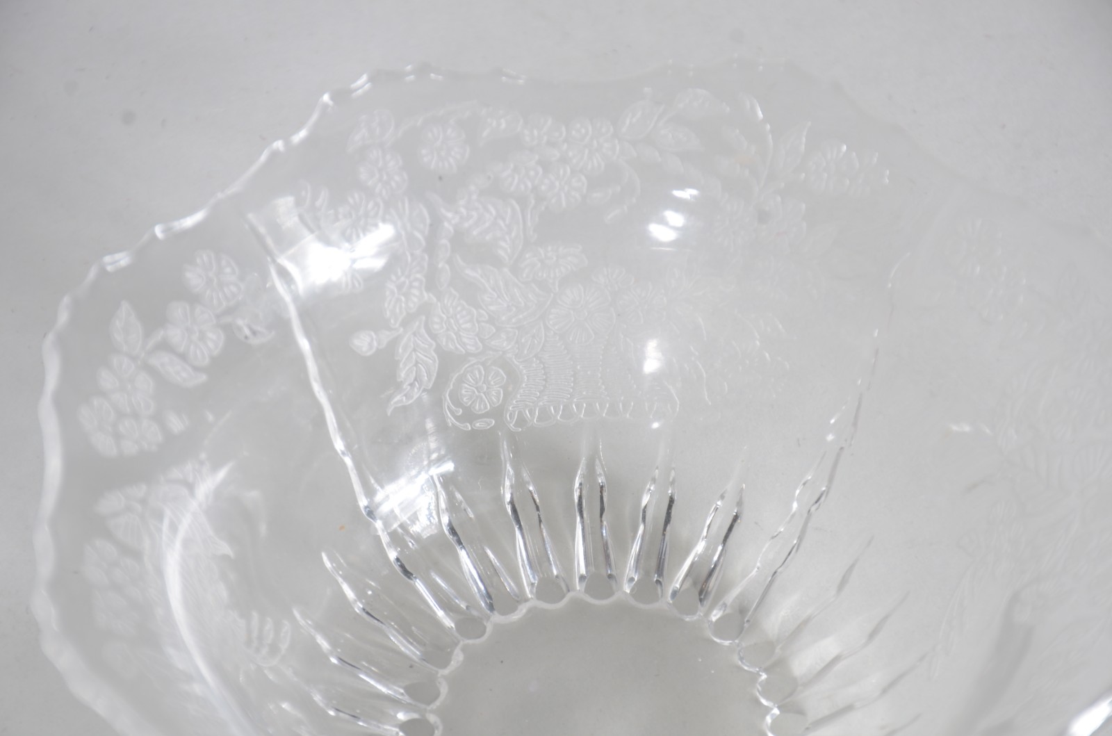 Sete peças diversas, sendo: 2 pratos para bolo, 2 pratos de cristal... - foto 5 de 10