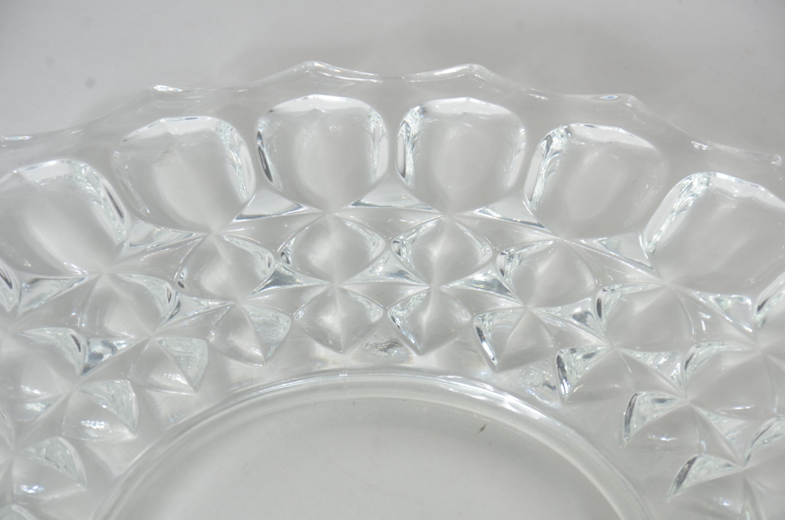 Sete peças diversas, sendo: 2 pratos para bolo, 2 pratos de cristal... - foto 6 de 10