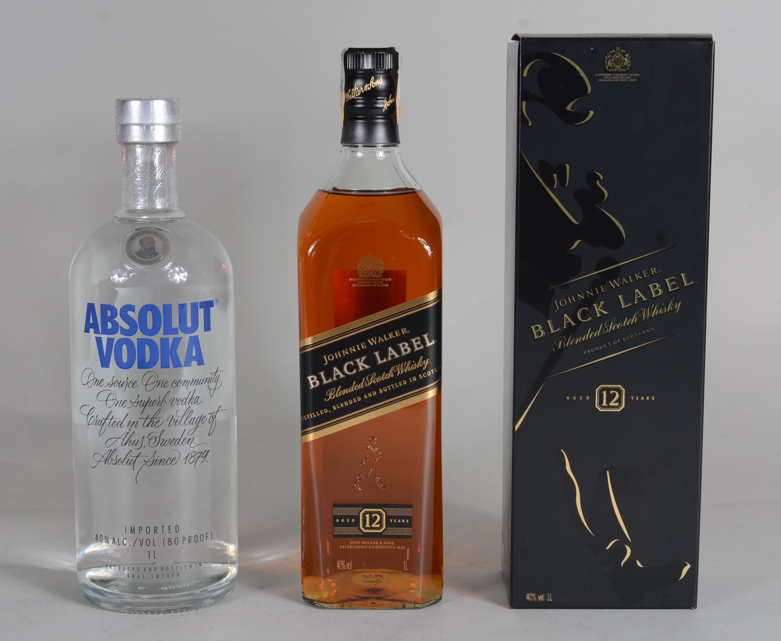 Duas garrafas de bebida, sendo: Whisky 12 anos Black Label e Vodka... - foto 1 de 10