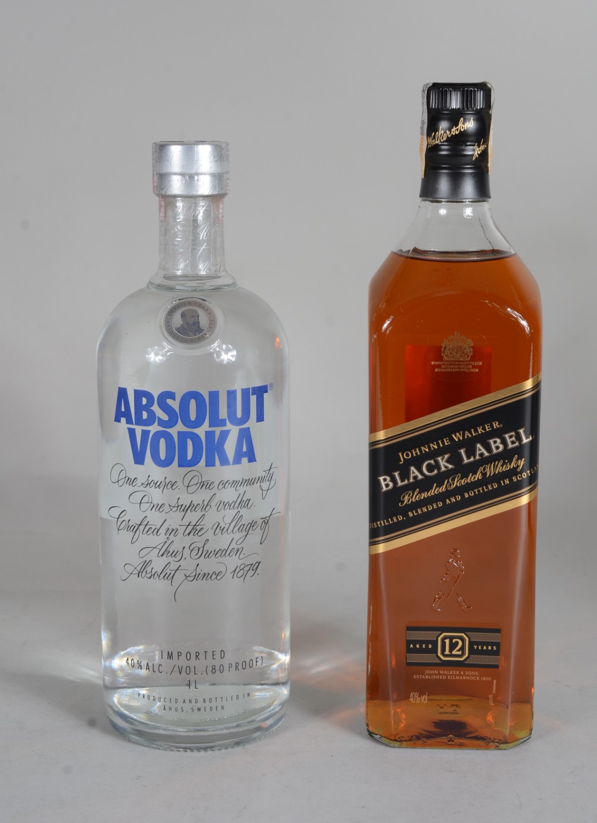 Duas garrafas de bebida, sendo: Whisky 12 anos Black Label e Vodka... - foto 2 de 10