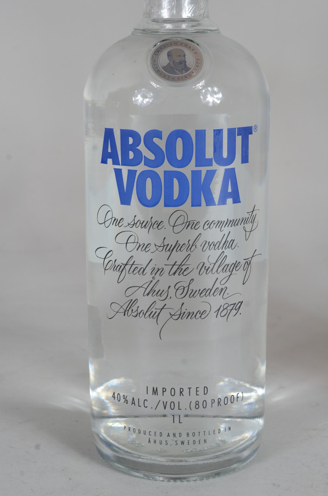Duas garrafas de bebida, sendo: Whisky 12 anos Black Label e Vodka... - foto 3 de 10