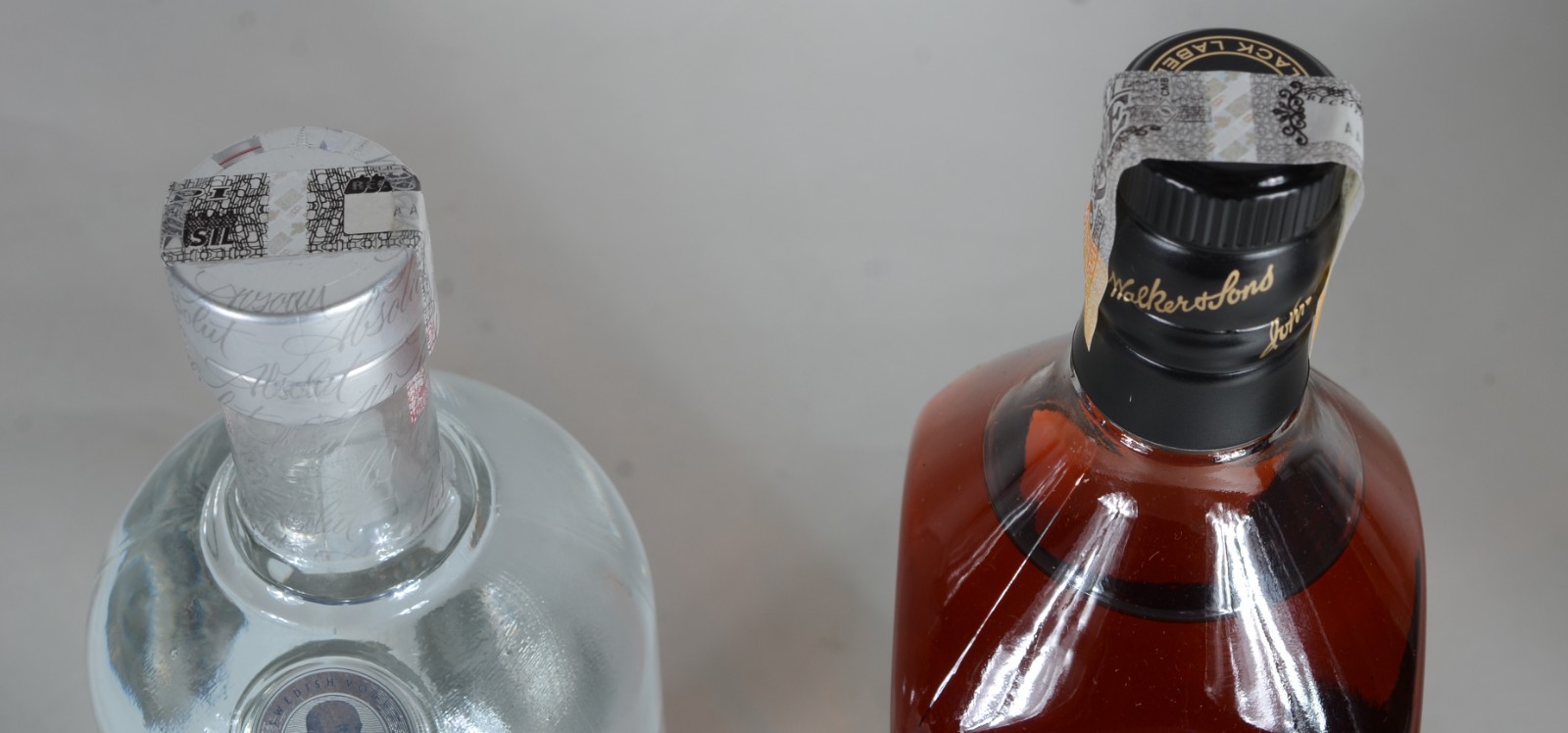 Duas garrafas de bebida, sendo: Whisky 12 anos Black Label e Vodka... - foto 4 de 10