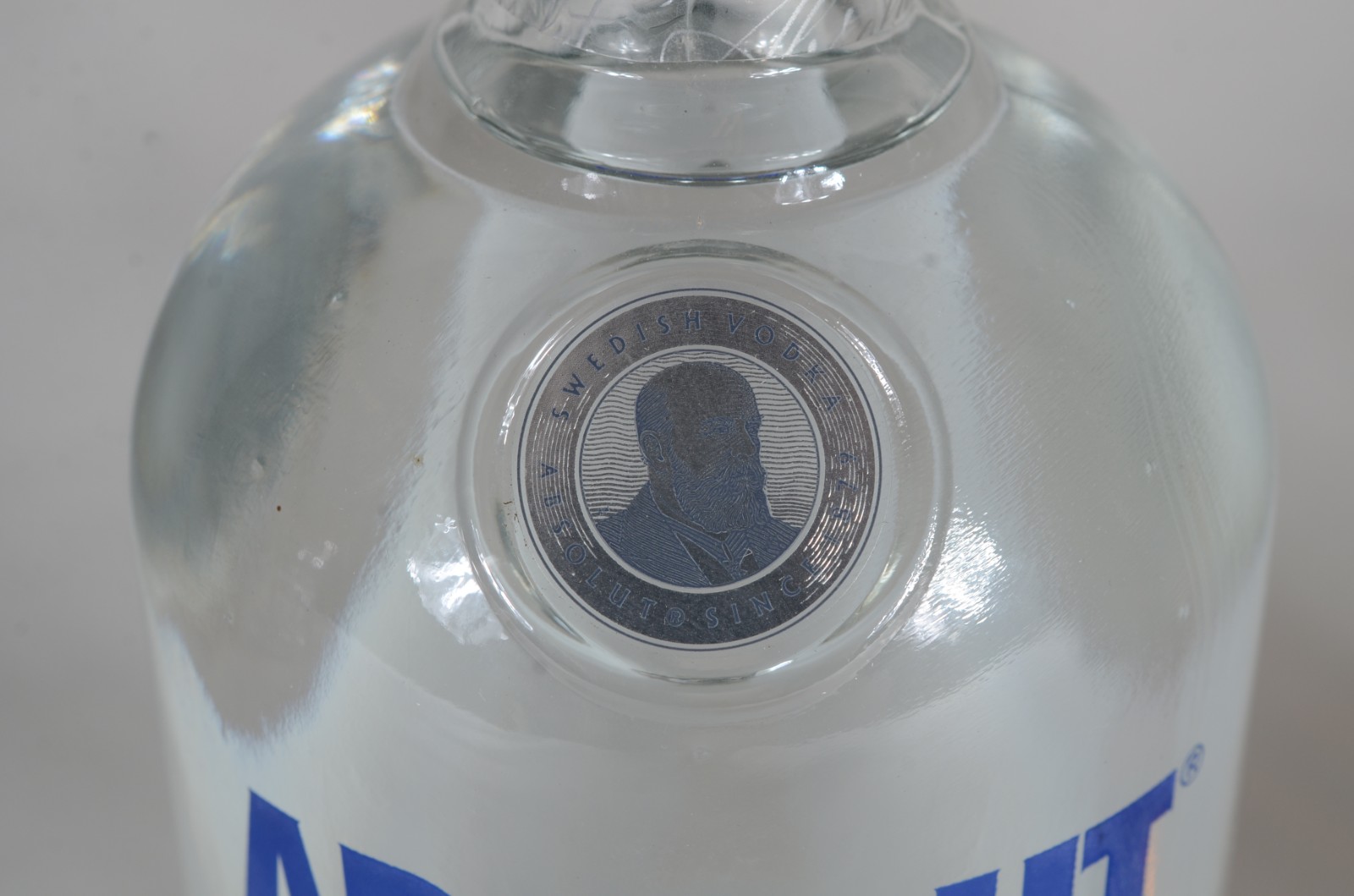 Duas garrafas de bebida, sendo: Whisky 12 anos Black Label e Vodka... - foto 5 de 10
