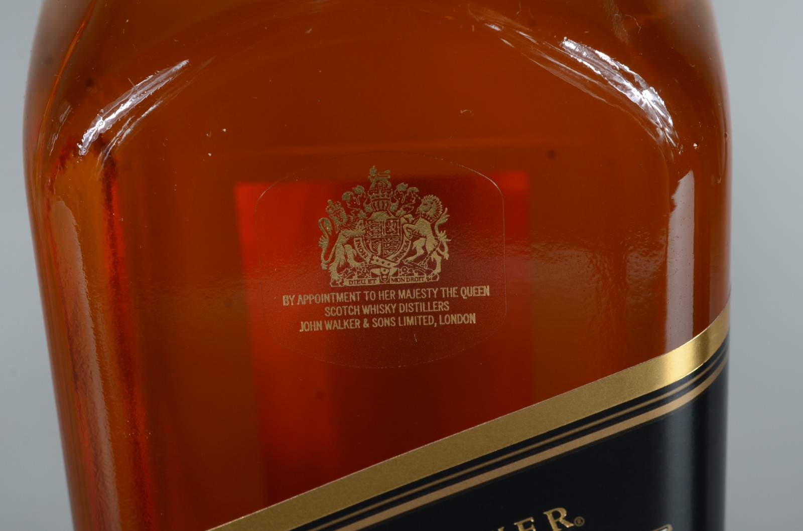 Duas garrafas de bebida, sendo: Whisky 12 anos Black Label e Vodka... - foto 6 de 10