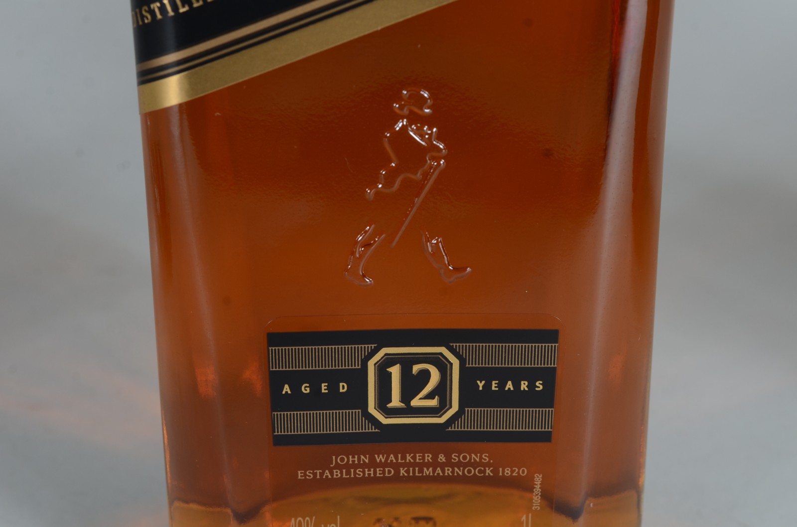 Duas garrafas de bebida, sendo: Whisky 12 anos Black Label e Vodka... - foto 7 de 10