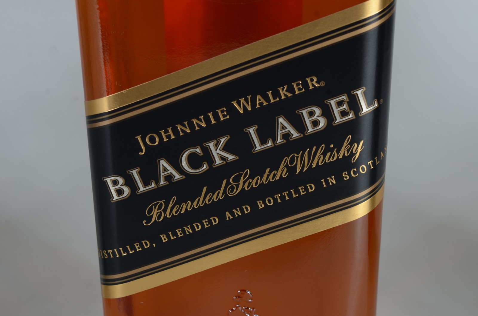 Duas garrafas de bebida, sendo: Whisky 12 anos Black Label e Vodka... - foto 8 de 10