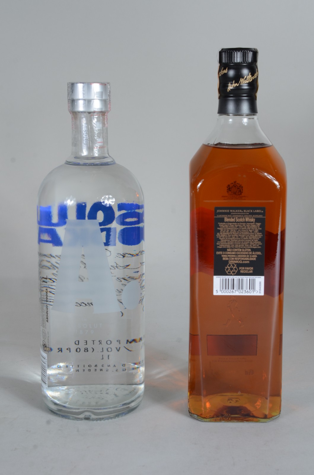 Duas garrafas de bebida, sendo: Whisky 12 anos Black Label e Vodka... - foto 9 de 10