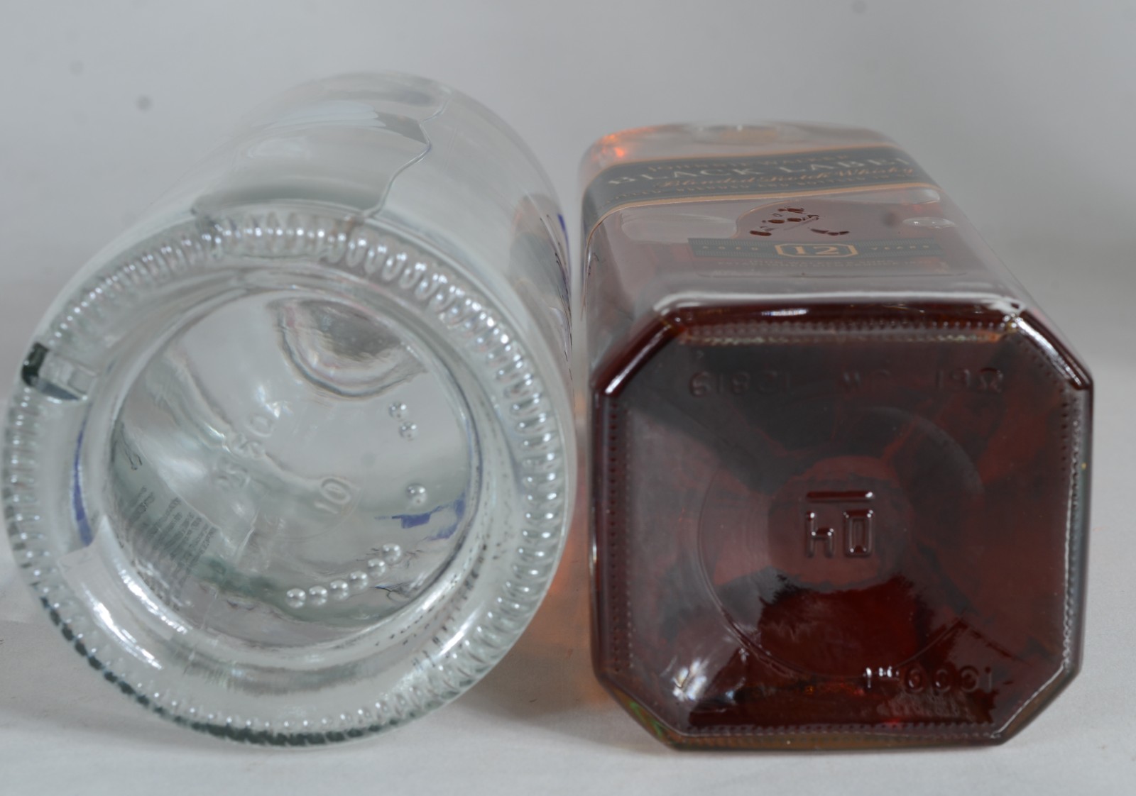 Duas garrafas de bebida, sendo: Whisky 12 anos Black Label e Vodka... - foto 10 de 10