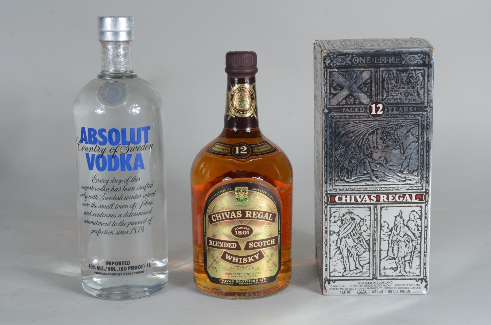 Duas garrafas de bebidas, sendo: Whisky Chivas 12 anos e Vodka... - foto 1 de 11