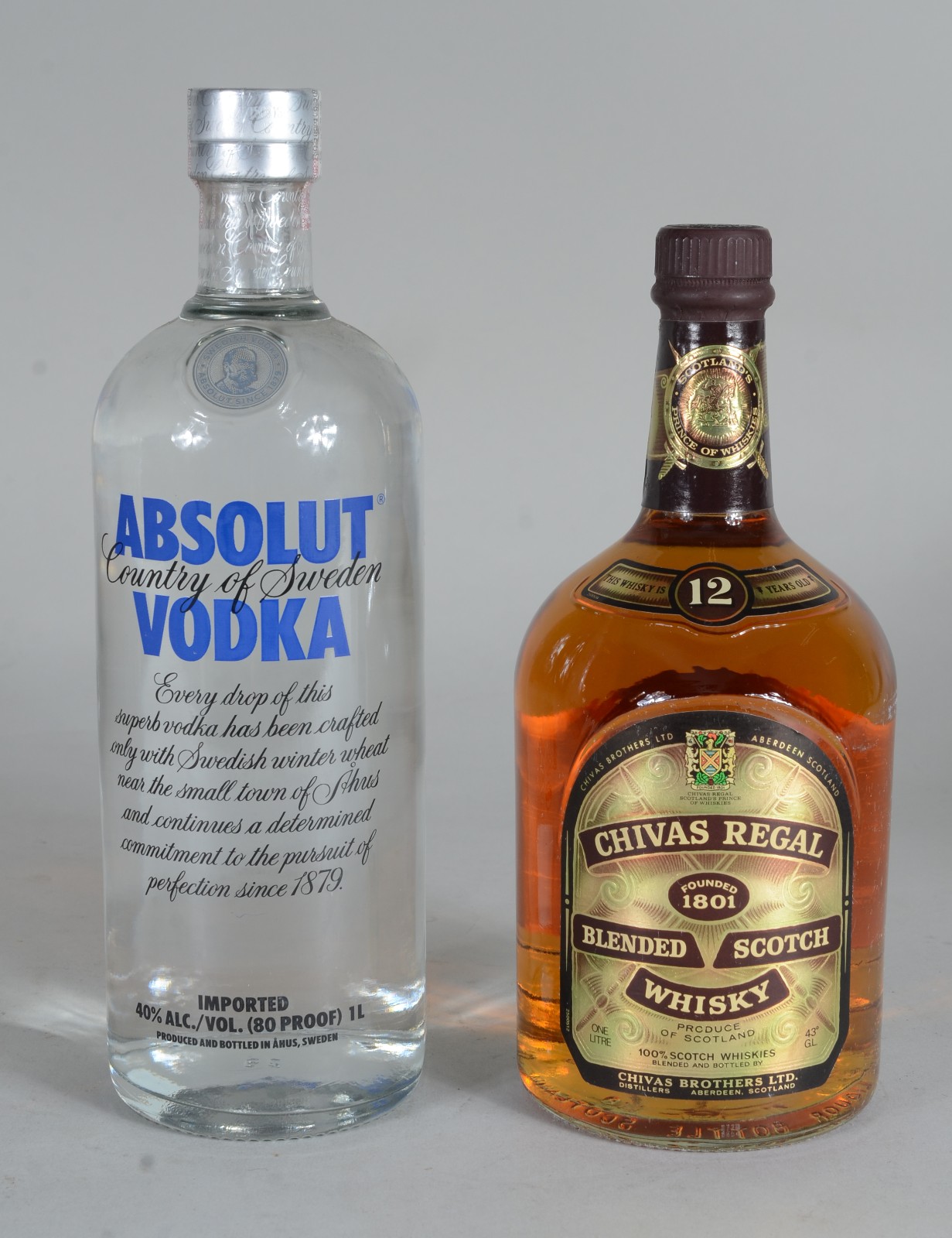 Duas garrafas de bebidas, sendo: Whisky Chivas 12 anos e Vodka... - foto 2 de 11
