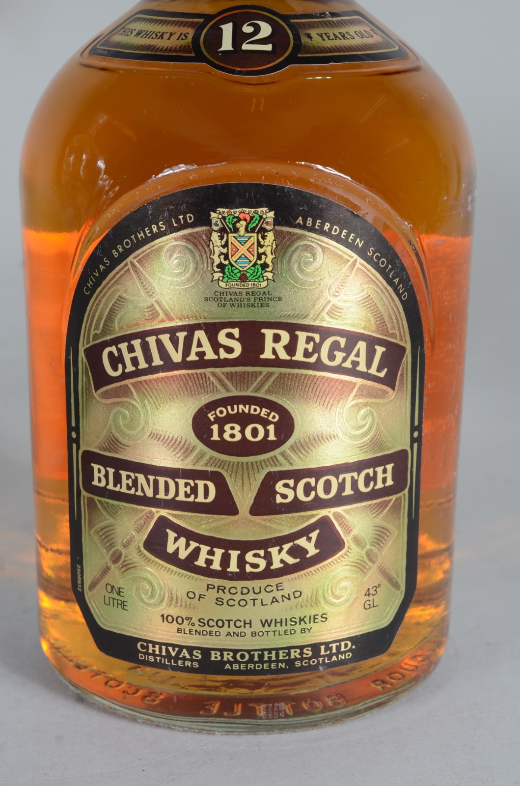 Duas garrafas de bebidas, sendo: Whisky Chivas 12 anos e Vodka... - foto 3 de 11