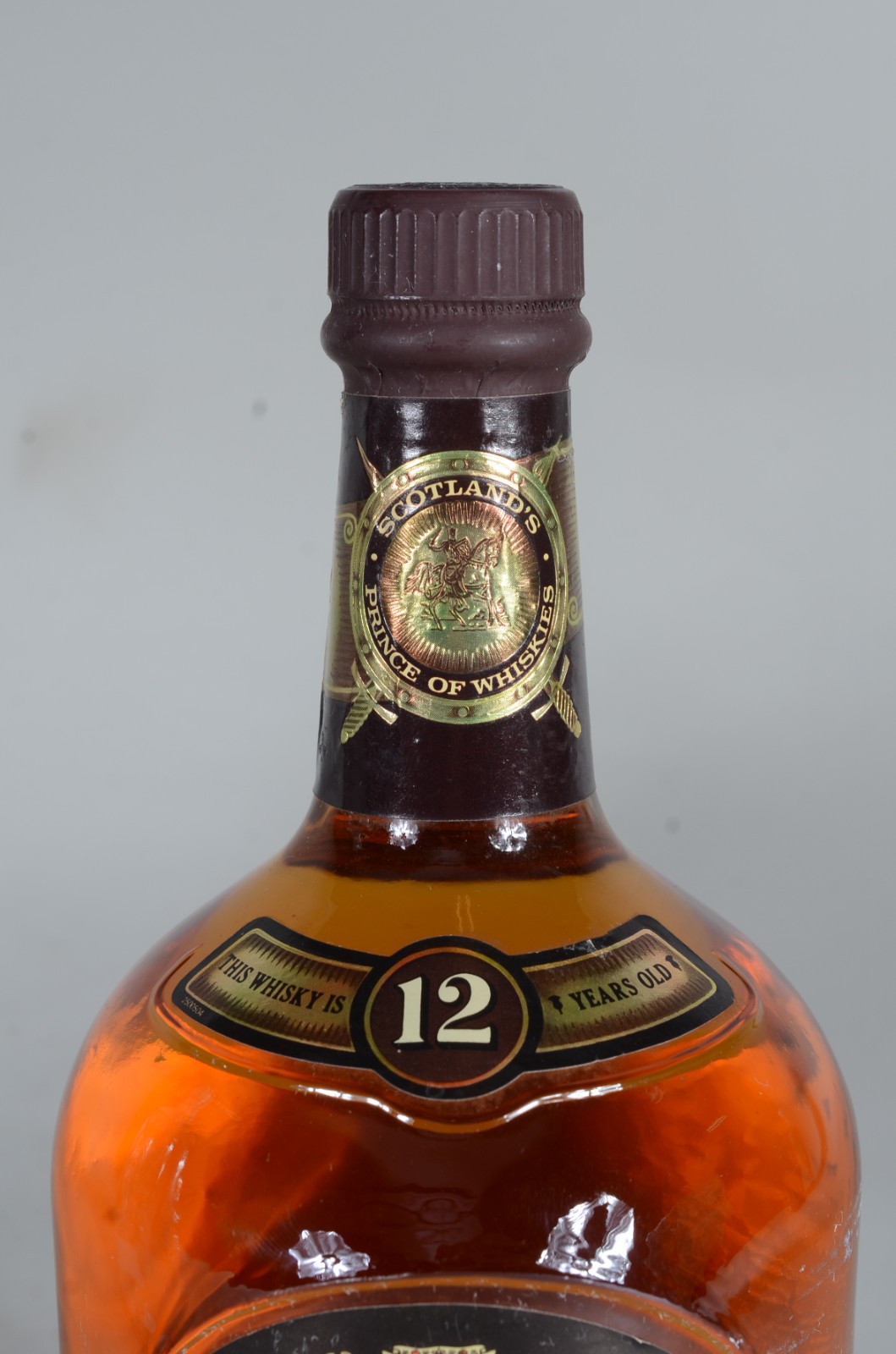 Duas garrafas de bebidas, sendo: Whisky Chivas 12 anos e Vodka... - foto 4 de 11