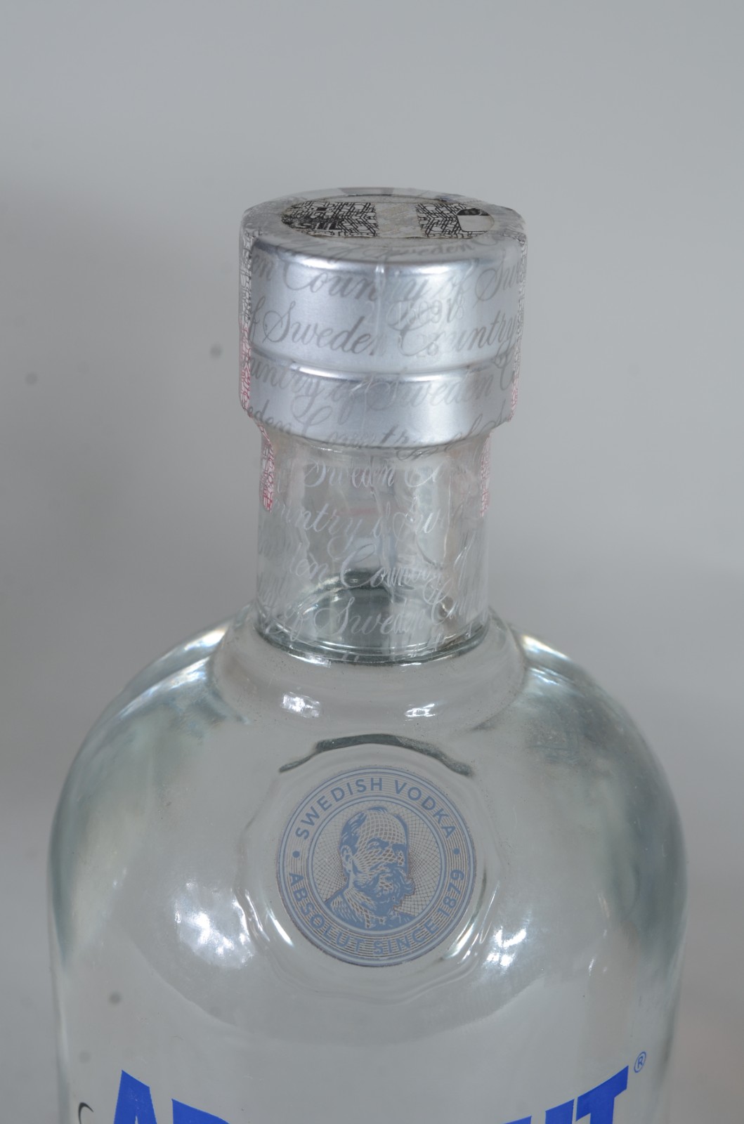 Duas garrafas de bebidas, sendo: Whisky Chivas 12 anos e Vodka... - foto 5 de 11