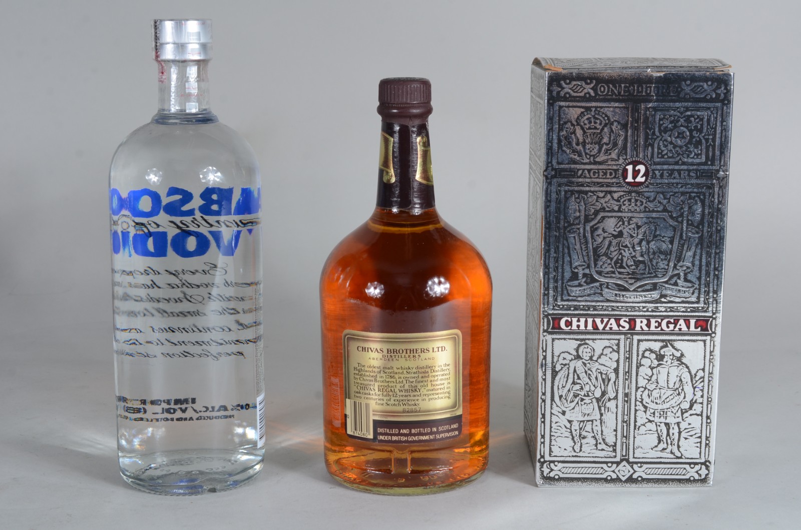 Duas garrafas de bebidas, sendo: Whisky Chivas 12 anos e Vodka... - foto 7 de 11