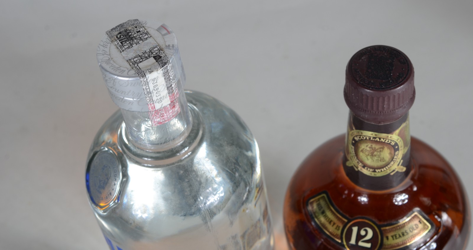 Duas garrafas de bebidas, sendo: Whisky Chivas 12 anos e Vodka... - foto 8 de 11