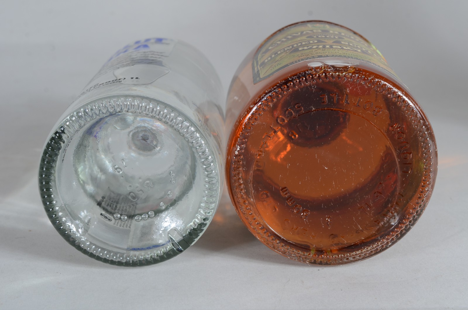 Duas garrafas de bebidas, sendo: Whisky Chivas 12 anos e Vodka... - foto 9 de 11