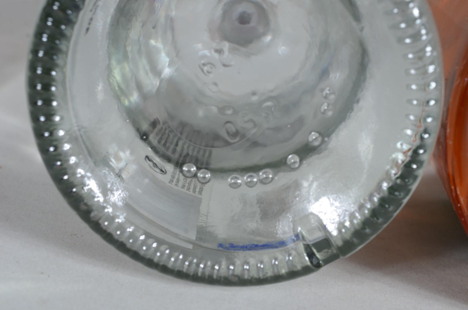 Duas garrafas de bebidas, sendo: Whisky Chivas 12 anos e Vodka... - foto 10 de 11